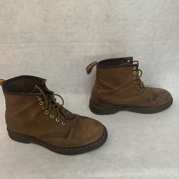Doc Marten Combat Boots Size 9M Gently worn Air Wair soles = air bubbles in sole - Picture 3 of 7